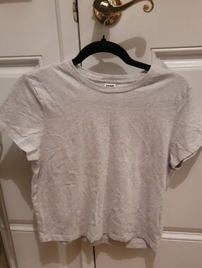 Pink Victoria' Secret Gray Cropped Tee. Gray W/ Stitched "P" On The Back. SM. BN